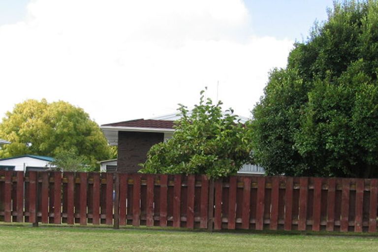 Photo of property in 23 Pipitea Place, Massey, Auckland, 0614