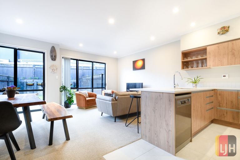 Photo of property in 6 Kauri Amber Road, Westgate, Auckland, 0614