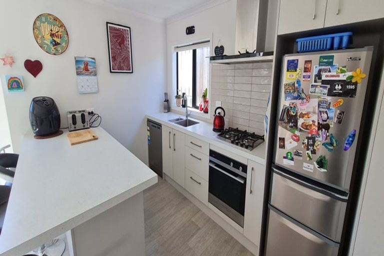 Photo of property in 10/9 Surrey Street, Tawa, Wellington, 5028