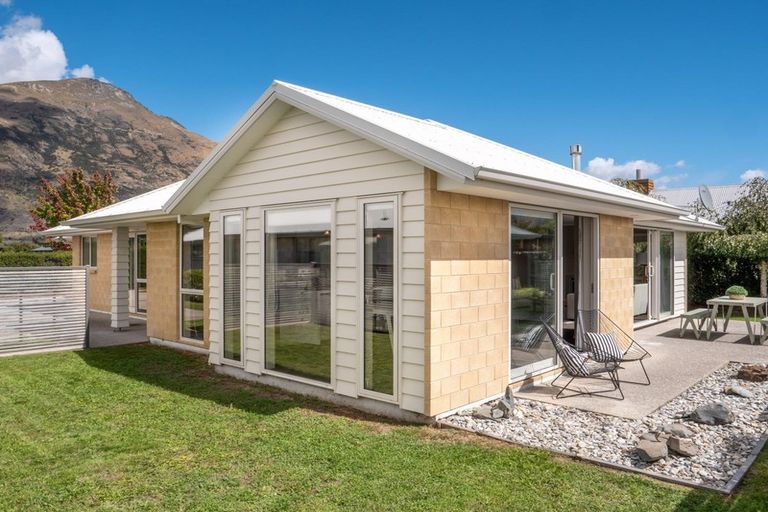 Photo of property in 10d Haddow's Place, Lake Hayes, Queenstown, 9304