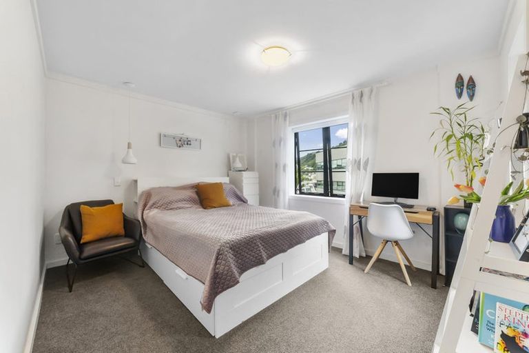 Photo of property in Westhaven Apartments, 2/127 Molesworth Street, Thorndon, Wellington, 6011
