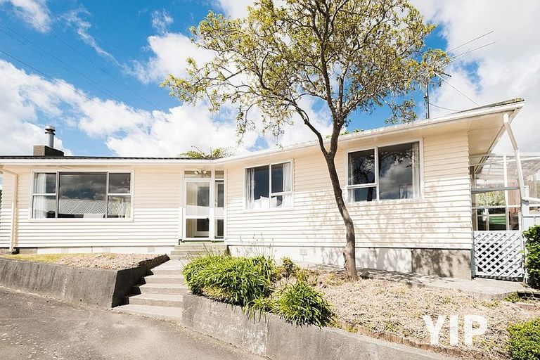 Photo of property in 8 Link Road, Newlands, Wellington, 6037
