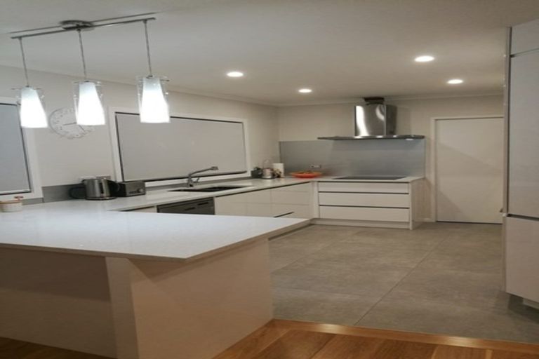 Photo of property in 2/598 Beach Road, Rothesay Bay, Auckland, 0630