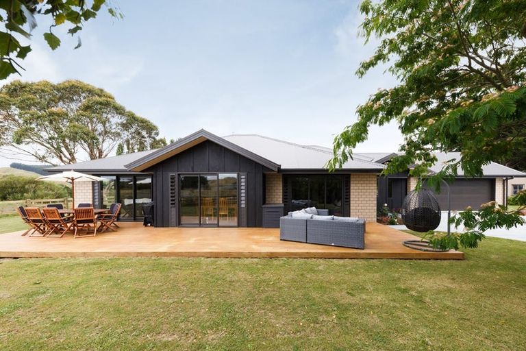 Photo of property in 10 Taumata Rise, Acacia Bay, 3385