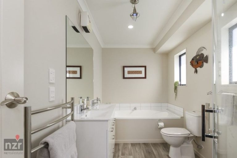 Photo of property in 75 Spur Road West, Colyton, Feilding, 4775