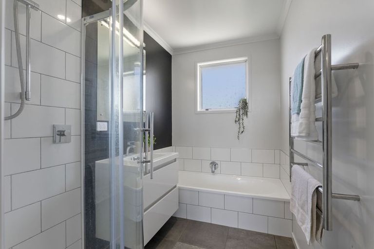 Photo of property in 7c Fairview Place, Westown, New Plymouth, 4310