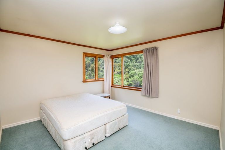 Photo of property in 5 Whiorau Grove, Lowry Bay, Lower Hutt, 5013