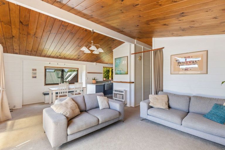 Photo of property in 13 Lindaver Grove, Merrilands, New Plymouth, 4312