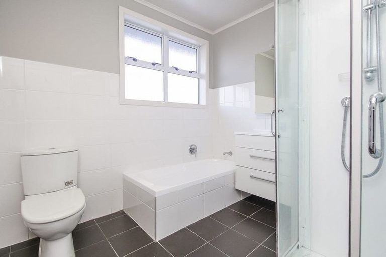 Photo of property in 13 Rewarewa Road, Te Atatu Peninsula, Auckland, 0610