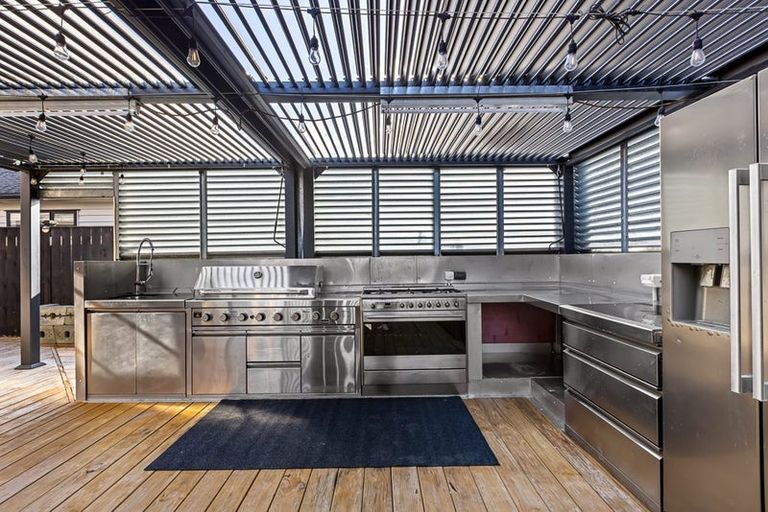 Photo of property in 14 Sir Lincoln Drive, Kumeu, 0810