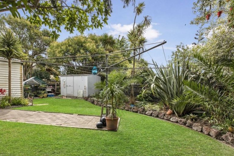 Photo of property in 8 Allington Road, Massey, Auckland, 0614