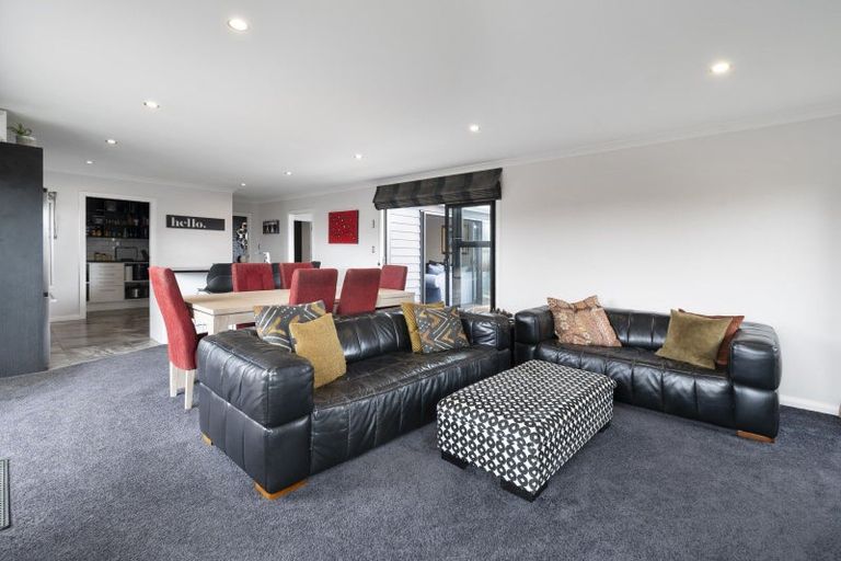 Photo of property in 9 Saint Heliers Grove, Fitzherbert, Palmerston North, 4410