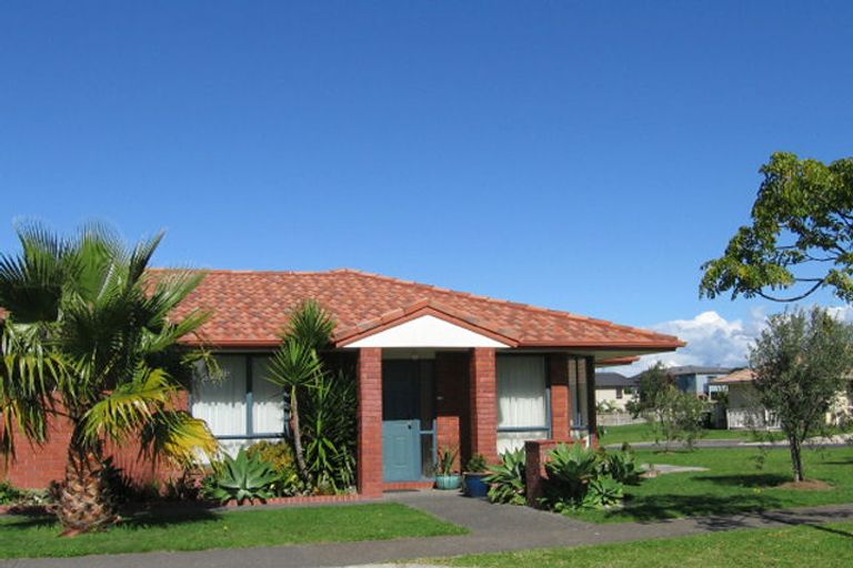 Photo of property in 1 Tollana Road, Te Atatu Peninsula, Auckland, 0610