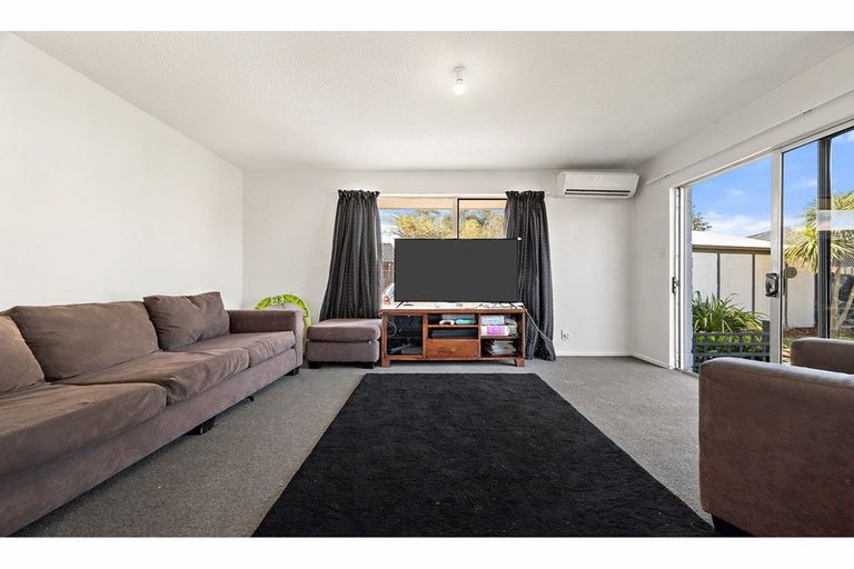 Photo of property in 2/50 Valecrest Avenue, Parklands, Christchurch, 8083