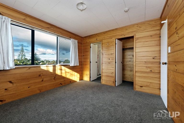Photo of property in 2/22 Elizabeth Drive, West Harbour, Auckland, 0618