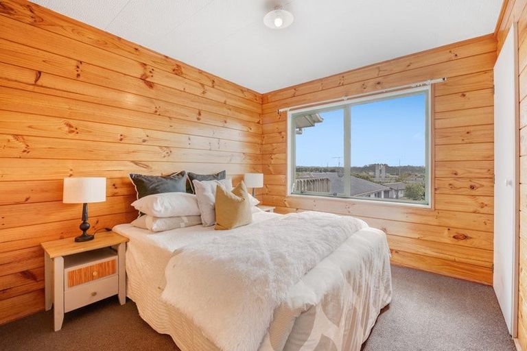 Photo of property in 1/3 Jumento Place, Unsworth Heights, Auckland, 0632