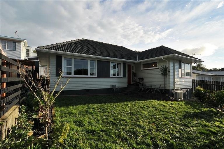 Photo of property in 10 Bellringer Crescent, Newlands, Wellington, 6037