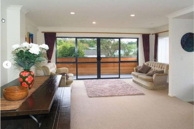 Photo of property in 2 Stella Grove, Newlands, Wellington, 6037