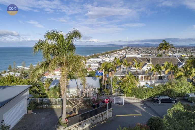 Photo of property in 2 Gladstone Road, Bluff Hill, Napier, 4110