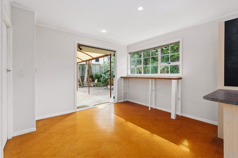 Photo of property in 12 Webb Place, Forrest Hill, Auckland, 0620