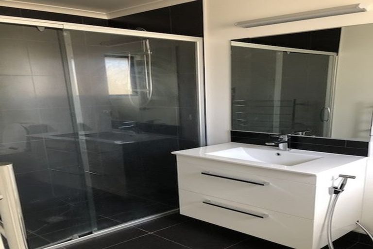 Photo of property in 4 James Elliot Way, Pokeno, 2402