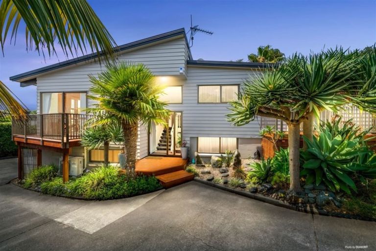 Photo of property in 8 Halldene Terrace, Red Beach, 0932