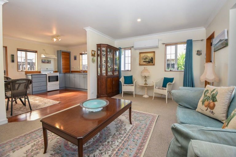 Photo of property in 72 Pembroke Street, Carterton, 5713