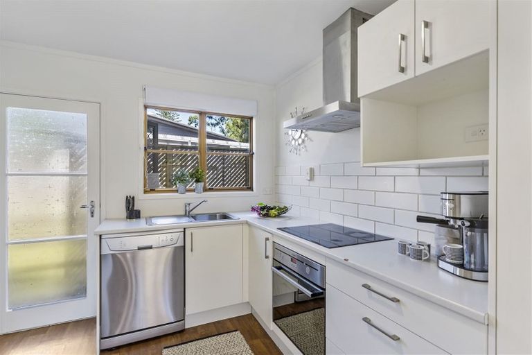 Photo of property in 3/9 Fuchsia Place, Birkdale, Auckland, 0626