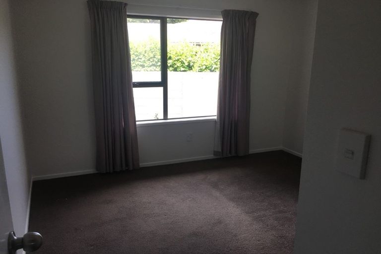 Photo of property in 2/24 Frank Evans Place, Henderson, Auckland, 0610