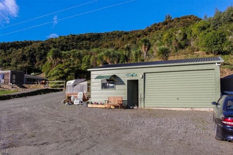 Photo of property in 127 Queen Charlotte Drive, Havelock, Picton, 7281