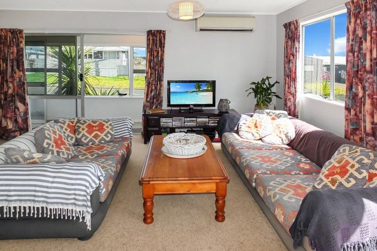 Photo of property in 7 Hennessy Street East, Foxton Beach, Foxton, 4815