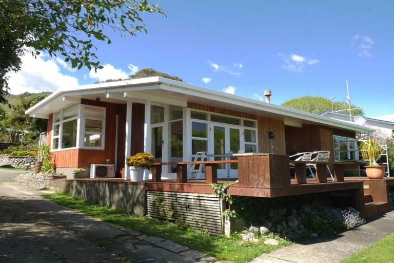 Photo of property in 11 Huia Street, Waikanae, 5036