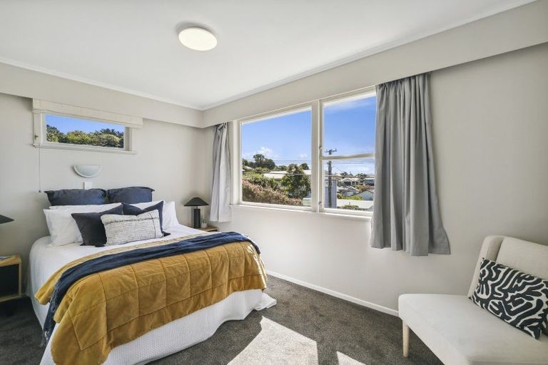 Photo of property in 15 Kahikatea Grove, Paparangi, Wellington, 6037