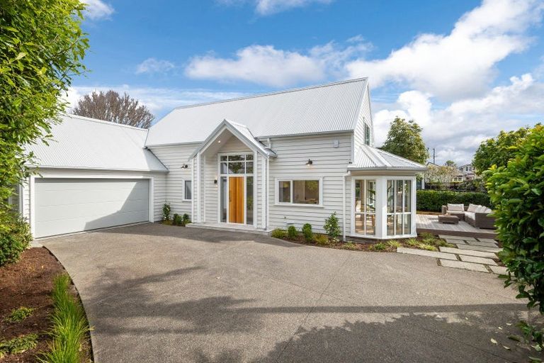 Photo of property in 1 William Bond Street, Stanley Point, Auckland, 0624