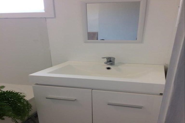 Photo of property in 17 Edgeworth Road, Glenfield, Auckland, 0629