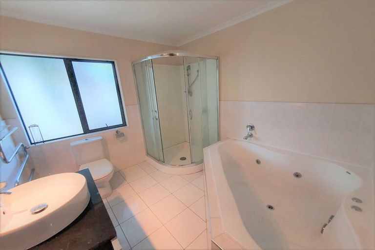 Photo of property in 9 Parkvale Grove, Te Atatu Peninsula, Auckland, 0610