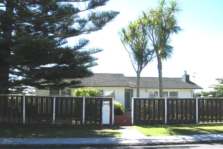 Photo of property in 90 Divich Avenue, Te Atatu South, Auckland, 0602