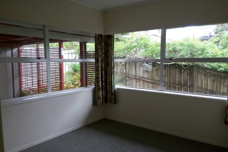 Photo of property in 2/59 Pupuke Road, Birkenhead, Auckland, 0627