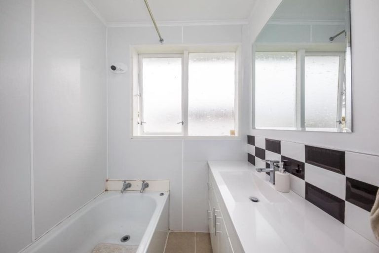 Photo of property in 26 Rhodes Drive, Kelvin Grove, Palmerston North, 4414