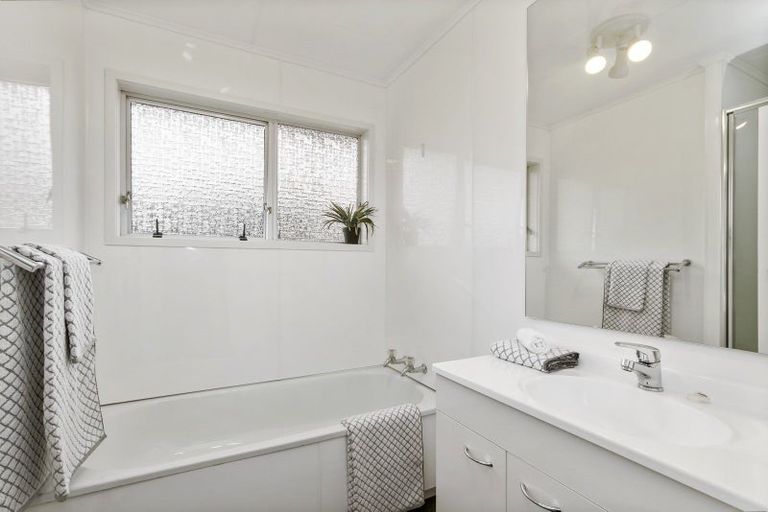 Photo of property in 48b Whites Line West, Woburn, Lower Hutt, 5010