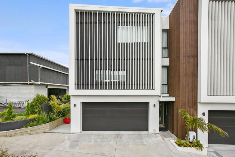 Photo of property in 2/11a Baring Terrace, Strandon, New Plymouth, 4312