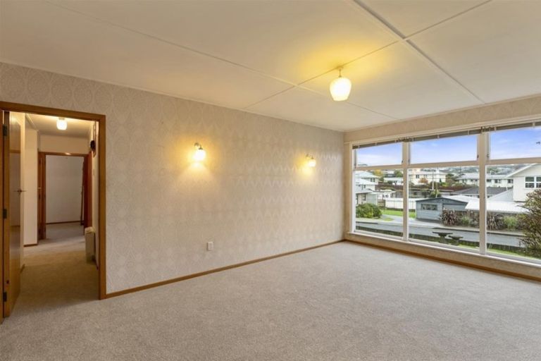 Photo of property in 2 Cara Crescent, Paparangi, Wellington, 6037
