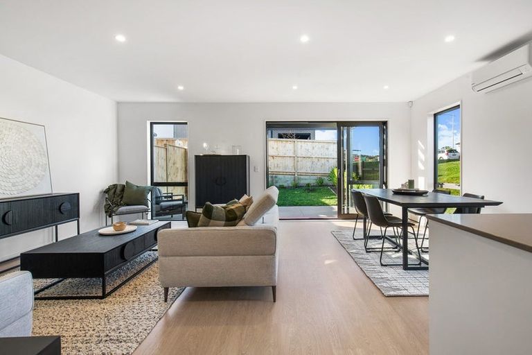 Photo of property in 2/529g Massey Road, Mangere, Auckland, 2022