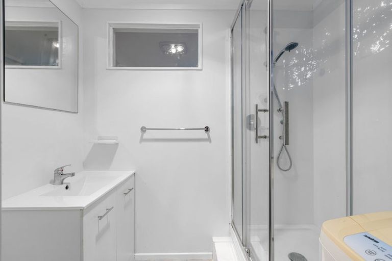 Photo of property in 9 Pohutukawa Avenue, Red Beach, 0932