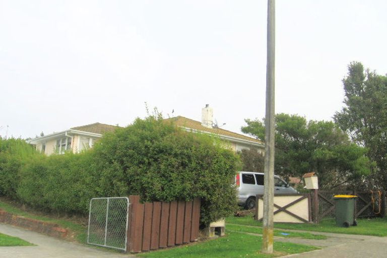 Photo of property in 35 Beauzami Crescent, Ascot Park, Porirua, 5024