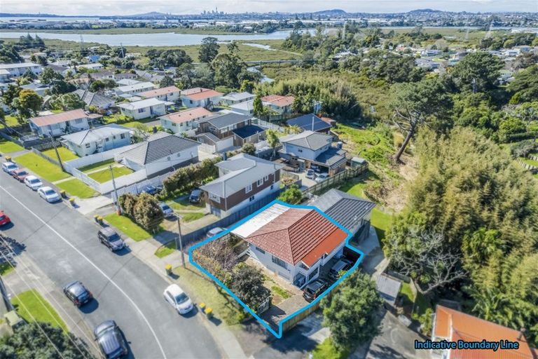 Photo of property in 1/111 Tirimoana Road, Te Atatu South, Auckland, 0602