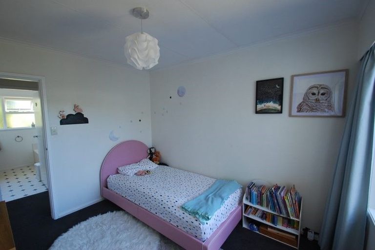 Photo of property in 109 Taylor Terrace, Tawa, Wellington, 5028