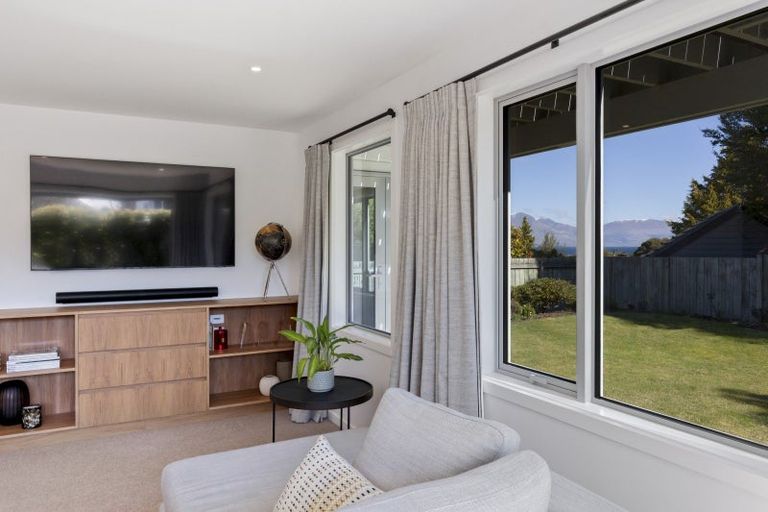 Photo of property in 5 Cedar Drive, Kelvin Heights, Queenstown, 9300