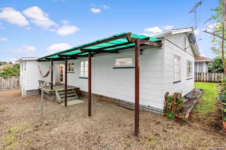 Photo of property in 14 Holland Avenue, Point England, Auckland, 1072