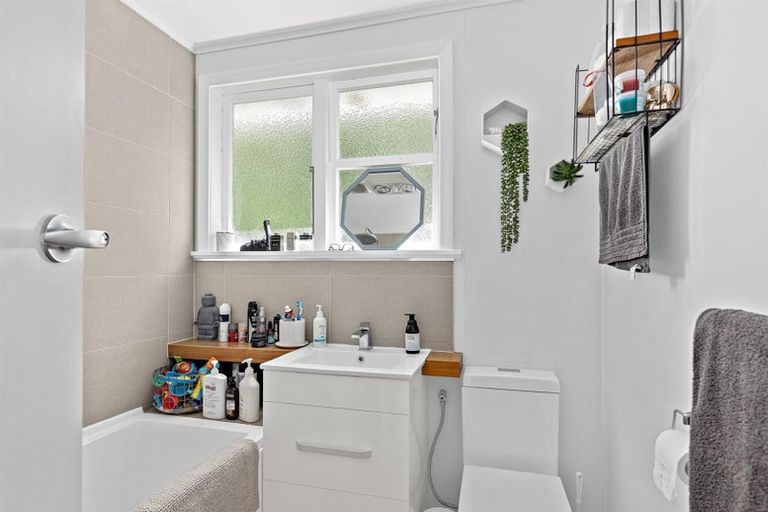 Photo of property in 9 Mary Keane Lane, Parakai, 0830